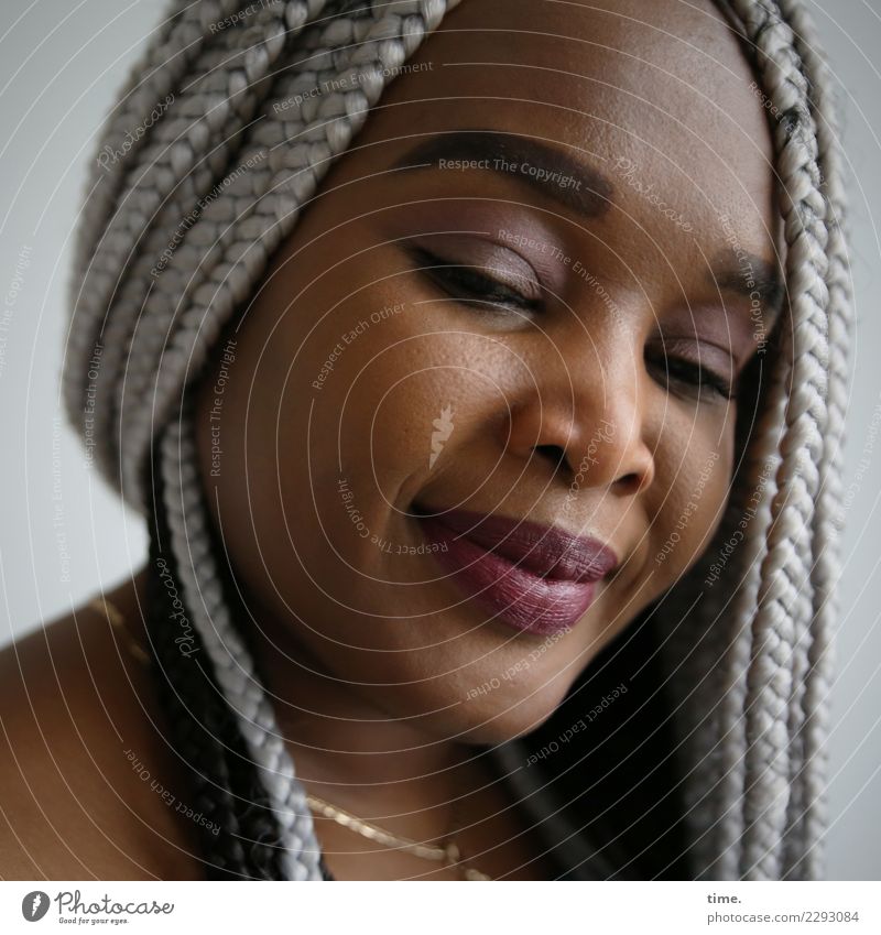 Gené feminin Frau Erwachsene 1 Mensch Schmuck Haare & Frisuren grauhaarig langhaarig beobachten Lächeln Blick träumen ästhetisch Freundlichkeit Glück schön