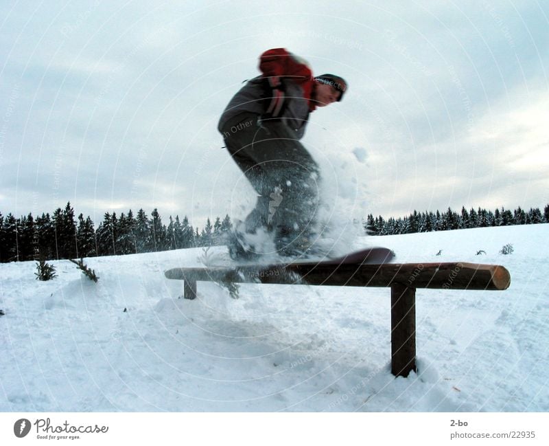 CrossRail Snowboard Sport Schnee Harz maskulin Pulverschnee Sliden rutschen 1 Gleichgewicht Snowboarder Snowboarding Freestyle Geländer Außenaufnahme Farbfoto