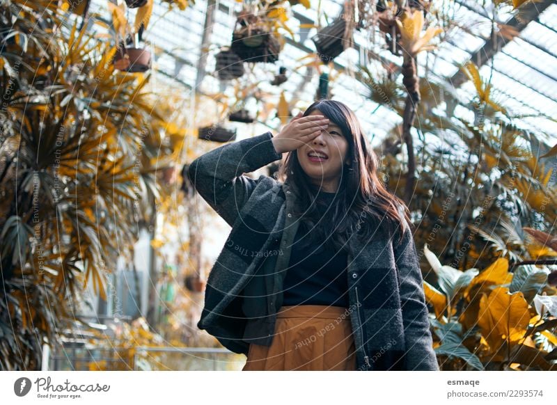 Glückliche Frau in der Natur Lifestyle exotisch schön Pflanze Baum Blume Mode Bekleidung authentisch Fröhlichkeit frisch positiv Freude Zufriedenheit