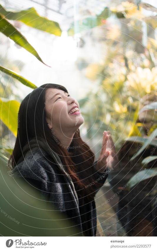 asiatische junge Frau lächelnd in der Natur Lifestyle exotisch Freude schön Gesundheit Gesundheitswesen Wellness Leben Ferien & Urlaub & Reisen Tourismus