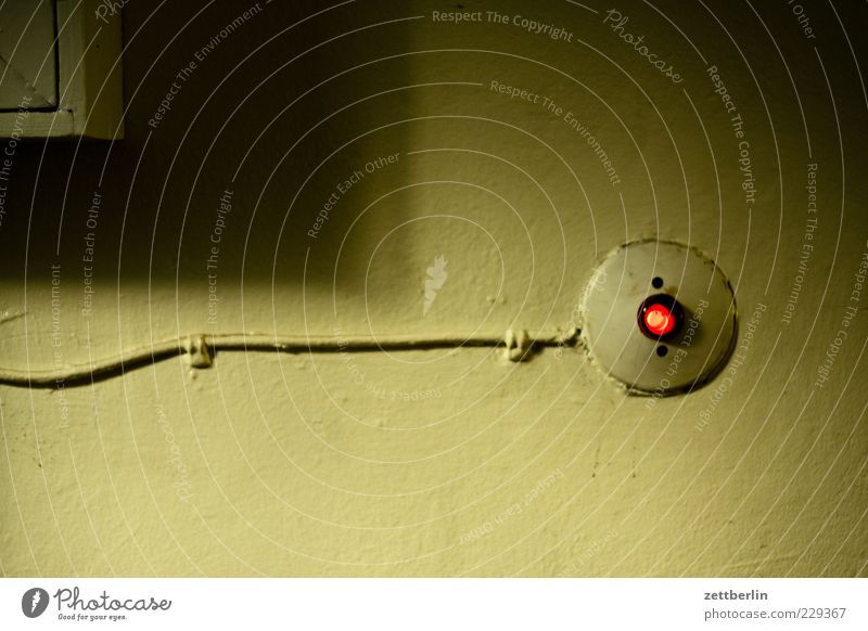 Nach der Renovierung Technik & Technologie Energiewirtschaft Haus Einfamilienhaus Bauwerk Gebäude Mauer Wand Fassade alt Schöneberg Lichtschalter Kabel