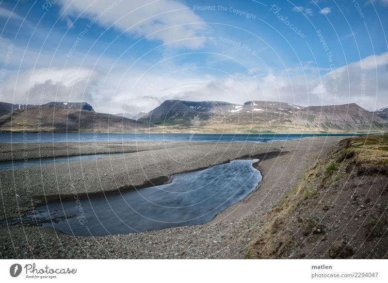 Steinbänke am Fjord Natur Landschaft Himmel Wolken Frühling Schönes Wetter Felsen Berge u. Gebirge Schneebedeckte Gipfel Küste Flussufer Strand Meer kalt