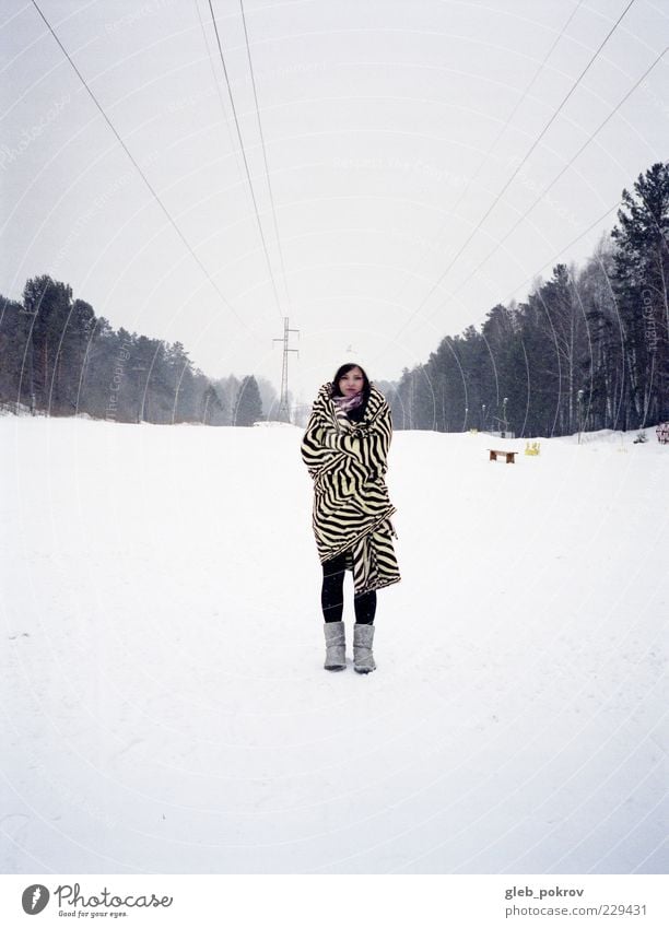 Dokument #Werksporträt Stil Winter Schnee Winterurlaub Mensch Jugendliche 1 Landschaft Wald stehen warten frei Freundlichkeit blau weiß Jeleznogorsk Russland