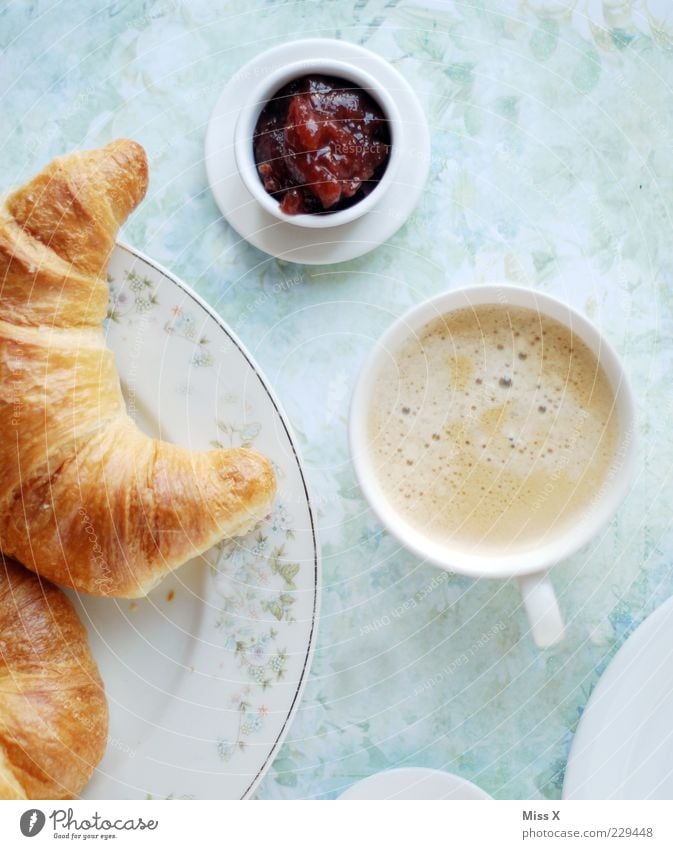 Frühstück für jeden Lebensmittel Teigwaren Backwaren Croissant Marmelade Ernährung Kaffeetrinken Slowfood Getränk Heißgetränk lecker süß Frühstückstisch Pause