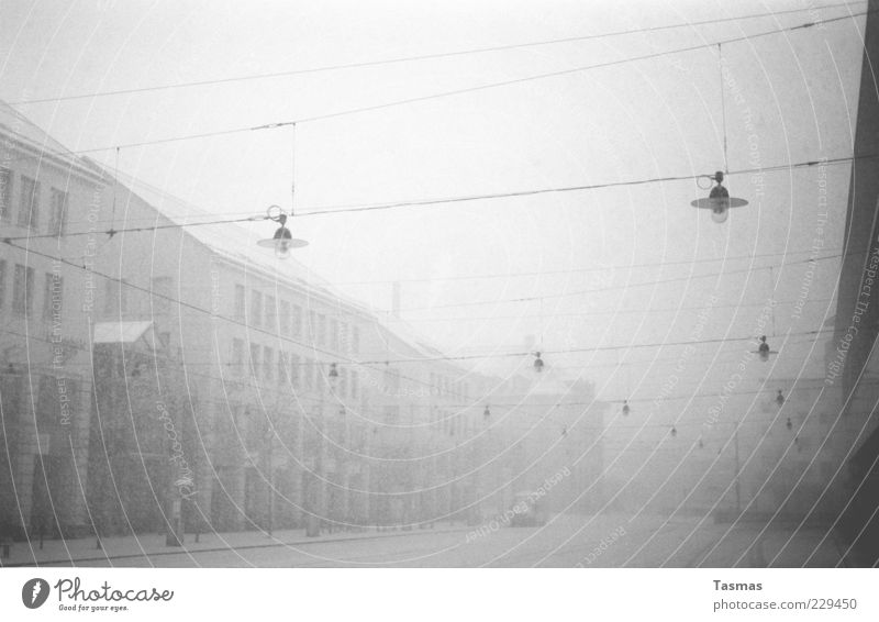 Silent Snow Wetter Schnee Schneefall Haus kalt Beleuchtungselement Stadtplatz Schneesturm analog Farbfoto Außenaufnahme Menschenleer Straßenbeleuchtung Fassade