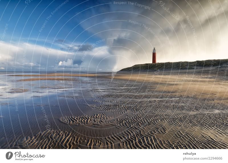 schöner stürmischer Himmel über Nordseebuche und -leuchtturm Meer Insel Natur Landschaft Sand Wolken Horizont Wetter Unwetter Wellen Küste Leuchtturm blau rot