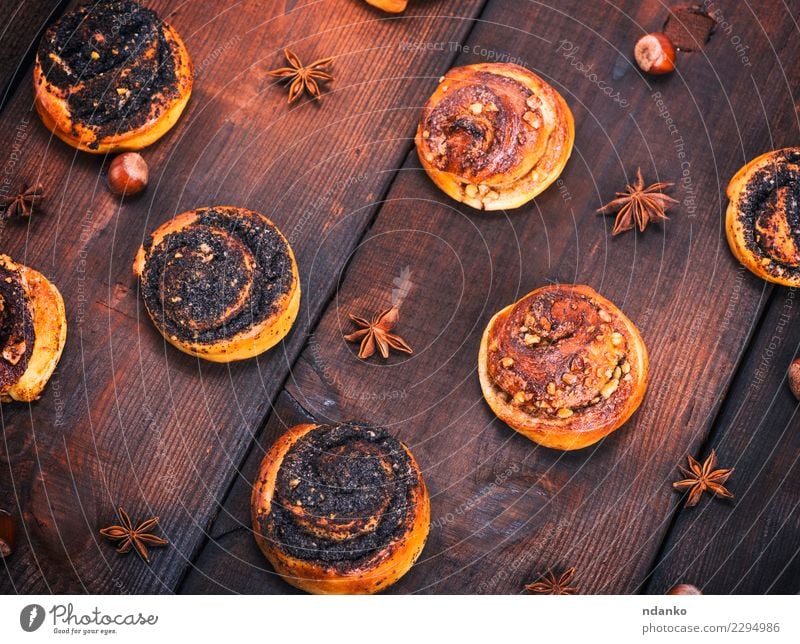 runde Hefebrötchen mit Mohn Brot Brötchen Dessert Frühstück Tisch Küche Holz Essen frisch lecker natürlich oben braun Tradition Verwirbelung Hintergrund backen