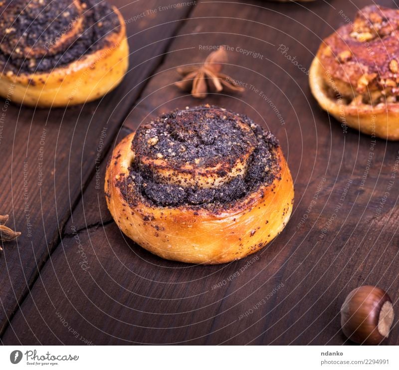 Runde Mohn-Nuss-Brötchen Dessert Frühstück Tisch Küche Holz Essen frisch lecker natürlich oben braun Tradition gebastelt Nut Leerraum Bäckerei Zimt