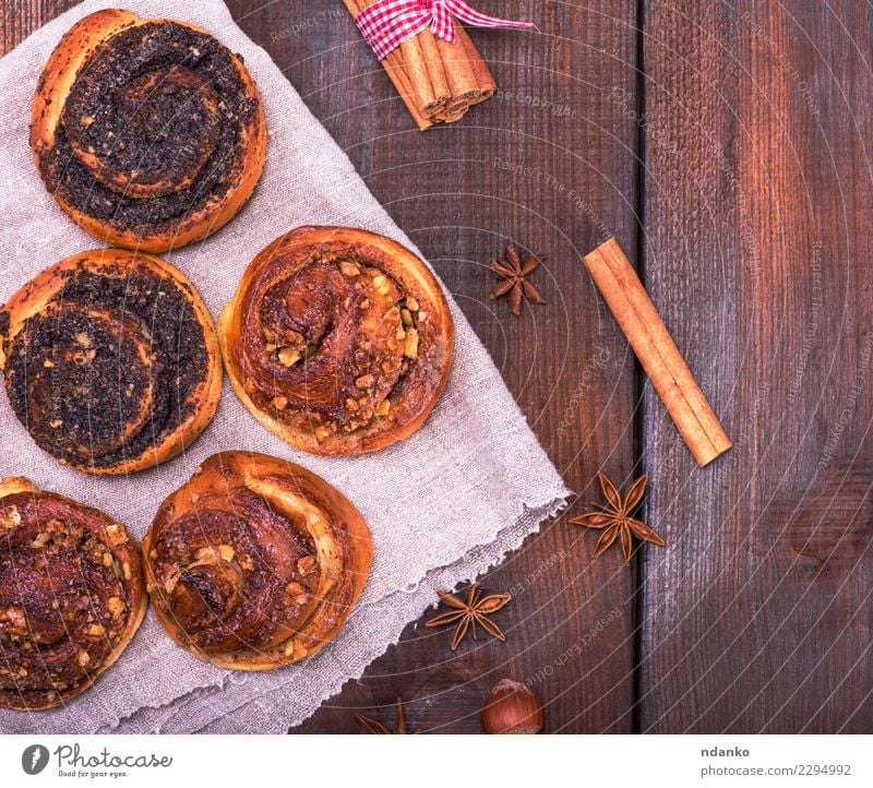 Runde Mohn-Nuss-Brötchen Dessert Süßwaren Frühstück Tisch Holz Essen frisch lecker oben braun Tradition Nut Lebensmittel rustikal Bäckerei Hintergrund süß Zimt