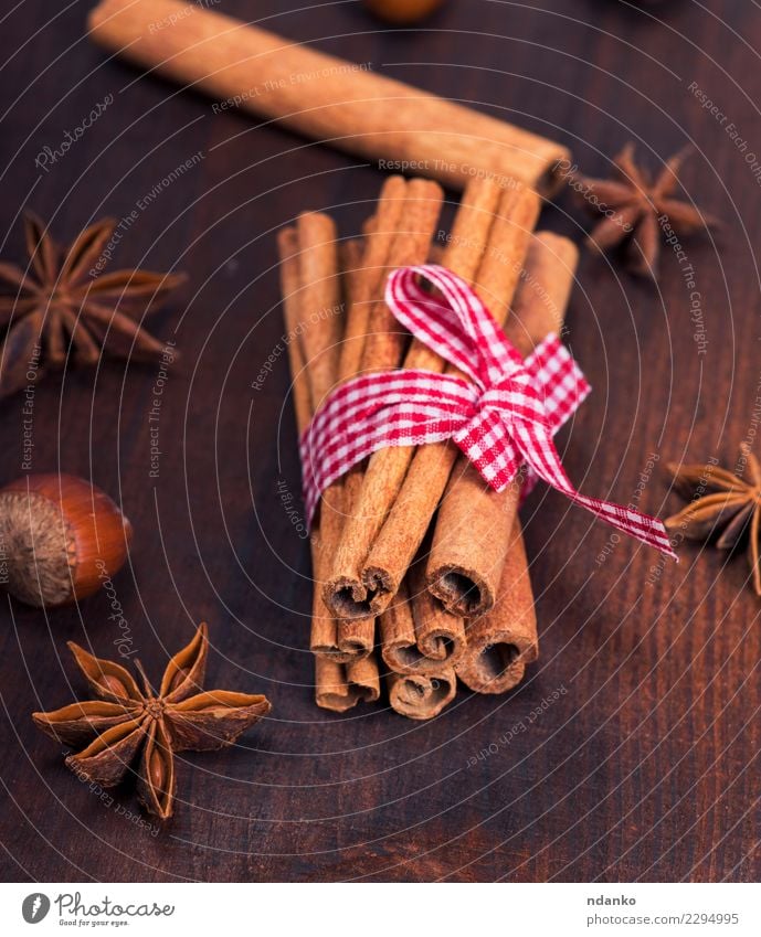 braune Zimtstangen Lebensmittel Kräuter & Gewürze Dekoration & Verzierung Tisch Holz dunkel natürlich Hintergrund rustikal Zutaten Stern aromatisch kleben Anis