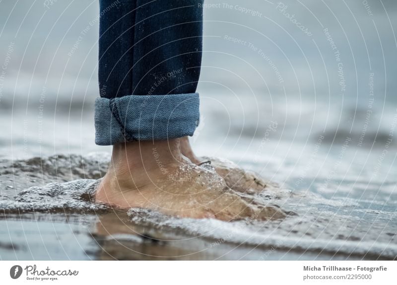 Barfuß im Meer Wellness Leben Schwimmen & Baden Ferien & Urlaub & Reisen Tourismus Strand Wellen Mensch Fuß Natur Sand Wasser Ostsee Jeanshose Bewegung laufen