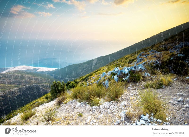 am Llogara-Pass Umwelt Natur Landschaft Wasser Himmel Wolken Horizont Sonne Sonnenaufgang Sonnenuntergang Sommer Wetter Pflanze Gras Sträucher Felsen