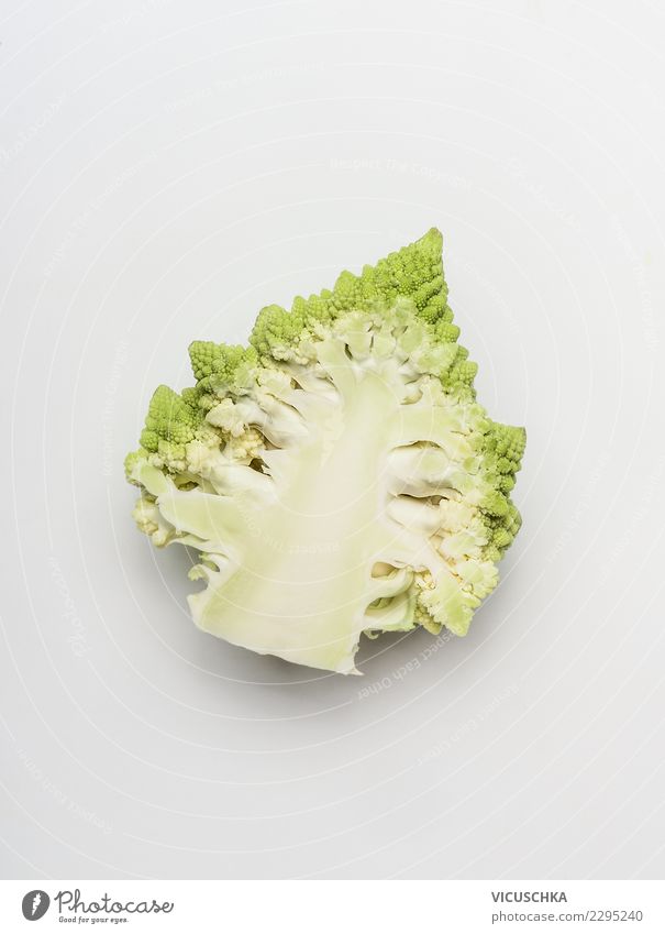 Romanesco Lebensmittel Gemüse Stil Design Gesundheit Gesunde Ernährung Brokkoli Vitamin Hälfte Vor hellem Hintergrund Foodfotografie Zutaten Diät Farbfoto