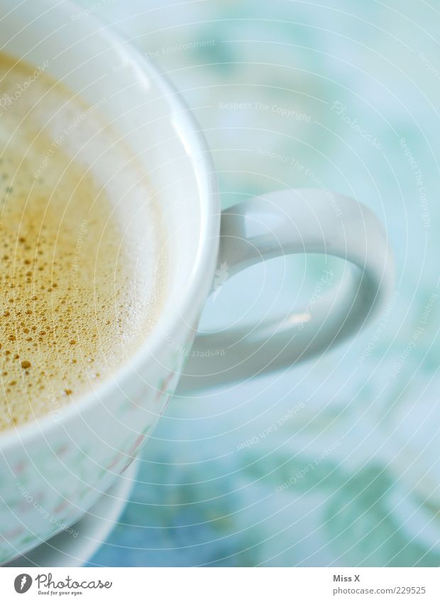 Käffchen am Morgen Getränk Heißgetränk Kaffee Tasse heiß lecker Koffein Kaffeetasse Kaffeepause Farbfoto Nahaufnahme Detailaufnahme Menschenleer