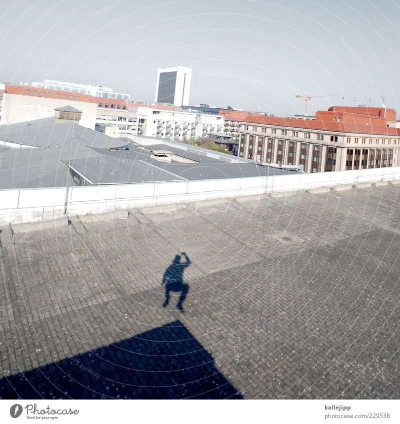 ich glaub es hackt Mensch maskulin Mann Erwachsene 1 Stadt Dach springen Le Parkour Parkhaus Parkdeck Berlin Hochhaus Farbfoto Außenaufnahme Licht Schatten