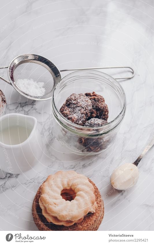 Nahaufnahme von Backwaren. Lebensmittel Teigwaren Kuchen Dessert Süßwaren Schokolade Ernährung Essen Frühstück Mittagessen Kaffeetrinken Lifestyle Creme Tisch