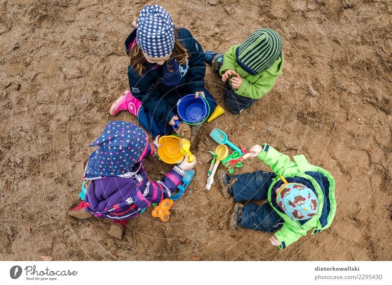 Sandkastenfreunde Spielen Kinderspiel Mensch Kleinkind Mädchen Junge Frau Jugendliche Geschwister Bruder Schwester Familie & Verwandtschaft Freundschaft