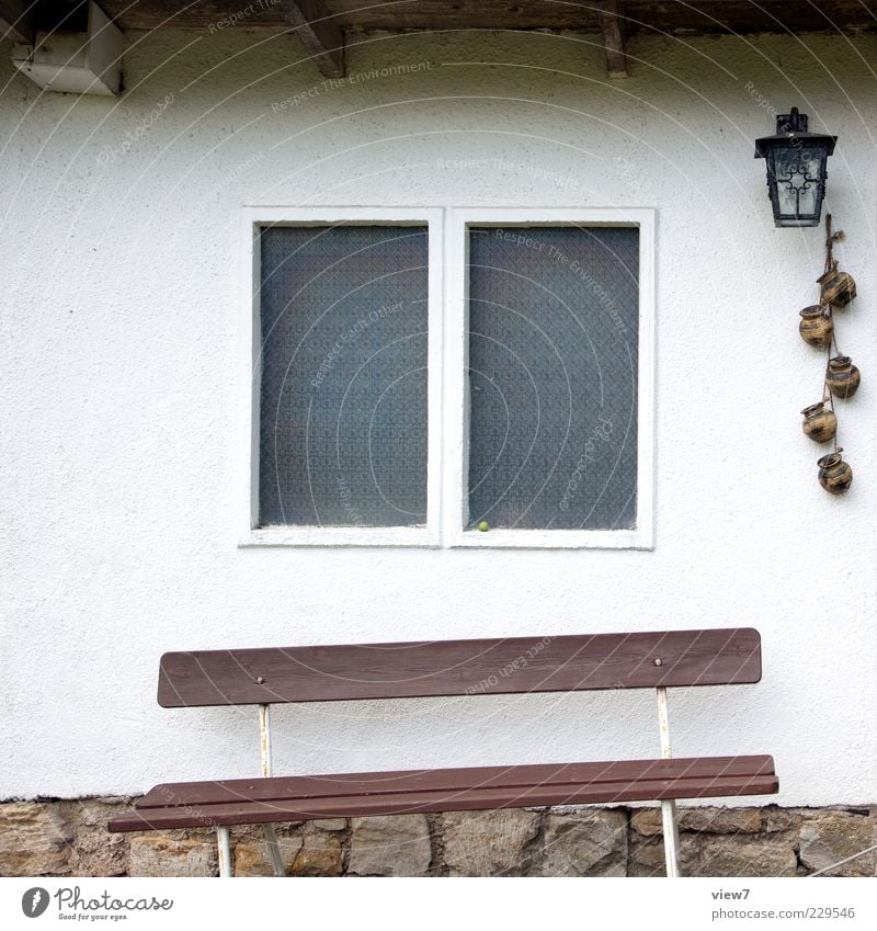 es geht aufwärts! Haus Mauer Wand Fassade Fenster Beton alt ästhetisch authentisch dünn Billig positiv retro braun Einsamkeit Ende Nostalgie Ordnung Pause