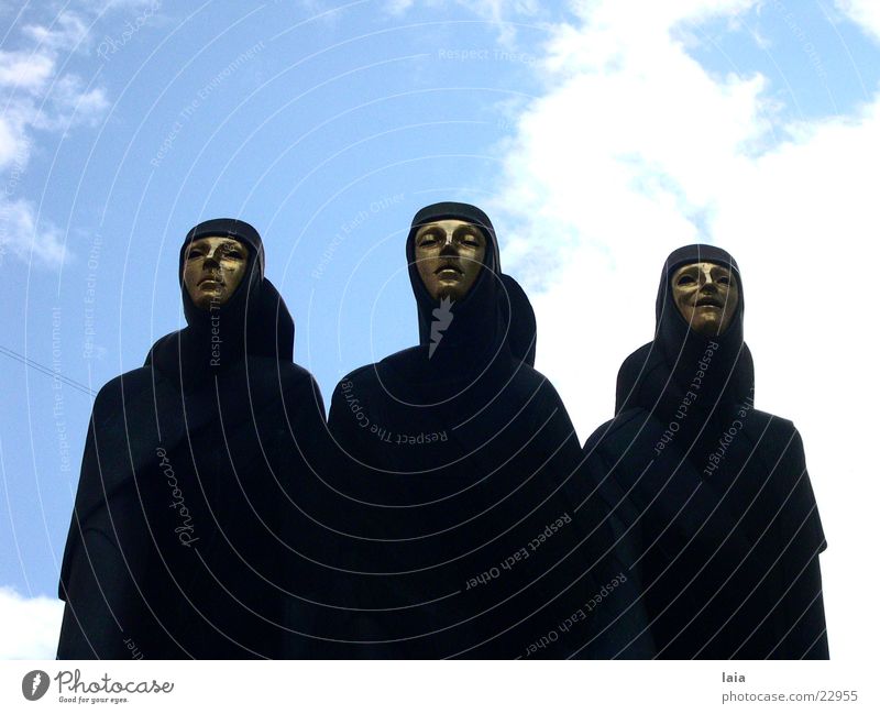 three of them schwarz Ausstellung Himmel Maske Theaterschauspiel blau gold Kunst Skulptur feminin