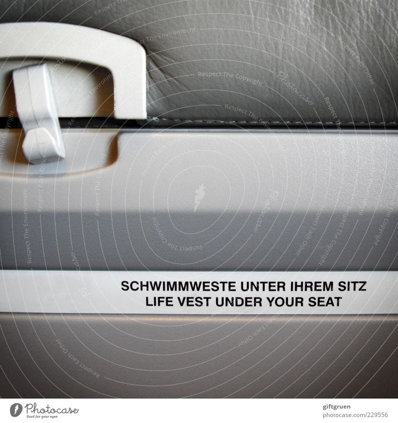 don't inflate your vest while inside the aircraft Verkehrsmittel Personenverkehr Flugzeug Passagierflugzeug im Flugzeug Todesangst Sicherheit Vorsichtsmaßnahme