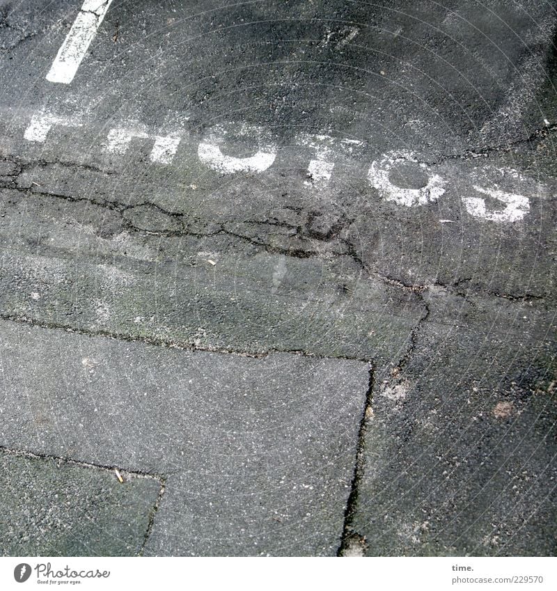 Leidenschaft Beton Streifen kaputt grau Endzeitstimmung einzigartig Fotografie Bild Asphalt Buchstaben Parkplatz Boden Bodenbelag Hinweis Information Furche