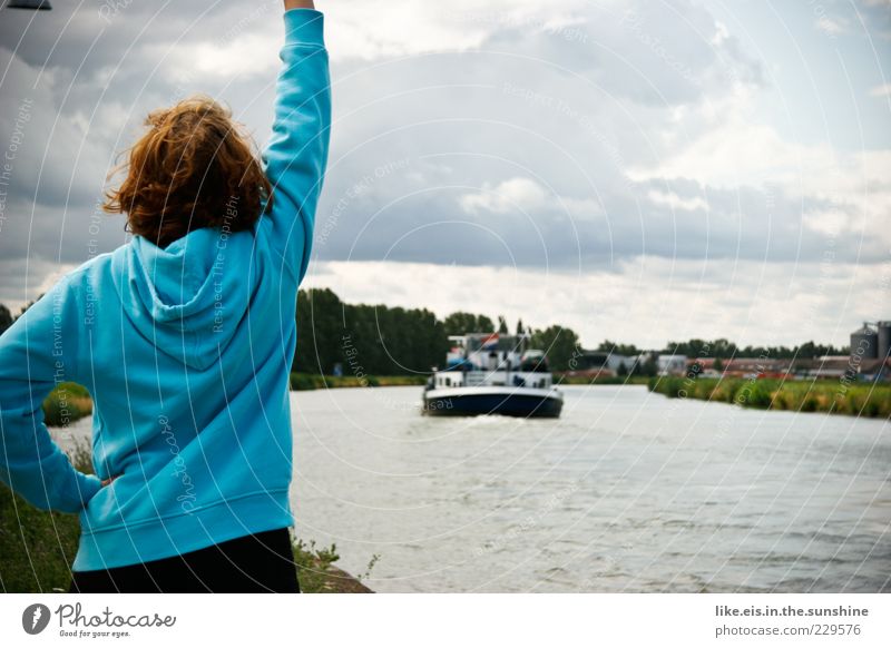 Auf Bald, Schatz! Frau Erwachsene Kopf Haare & Frisuren Rücken Arme 1 Mensch Wasser Wolken Sommer Schönes Wetter Gras Wellen Flussufer Kanal Schifffahrt