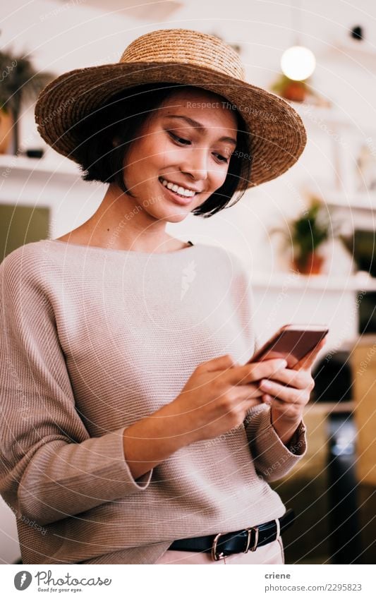 Asiatische SMS der jungen Frau Mitteilung mit Telefon Lifestyle Glück PDA Bildschirm Technik & Technologie Internet Mensch Erwachsene Hand Lächeln schwarz