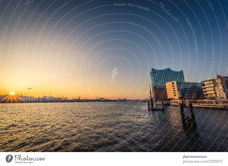 Hamburg Hafen Sonnenuntergang Europa Deutschland Elbe Stadt Elbphilharmonie Wasser Kanal Wolken Himmel traumhaft schön Hafencity Brücke Steg Winter