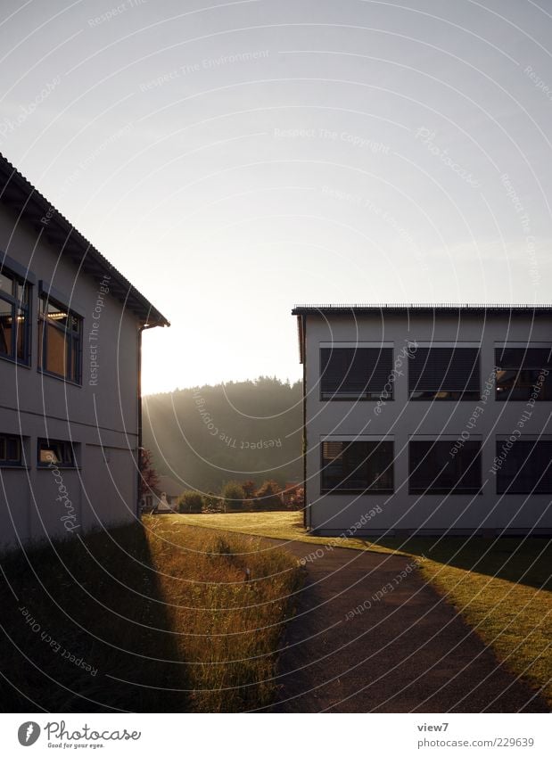 Sonnenaufgang Umwelt Natur Sonnenuntergang Sonnenlicht Klima Schönes Wetter Haus Architektur Mauer Wand Fassade Fenster Stein Beton authentisch einfach frei