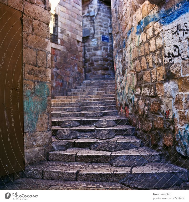 dort steht es geschrieben Altstadt Menschenleer Architektur Mauer Wand Treppe Fassade alt außergewöhnlich authentisch eckig einfach groß schön trist viele