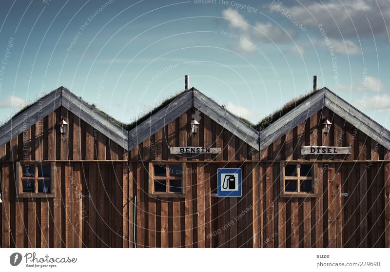 Na super Haus Umwelt Natur Himmel Wolken Hütte Fassade Fenster Holz Schilder & Markierungen lustig blau braun Island Holzhaus Tankstelle Benzin Diesel Spitzdach