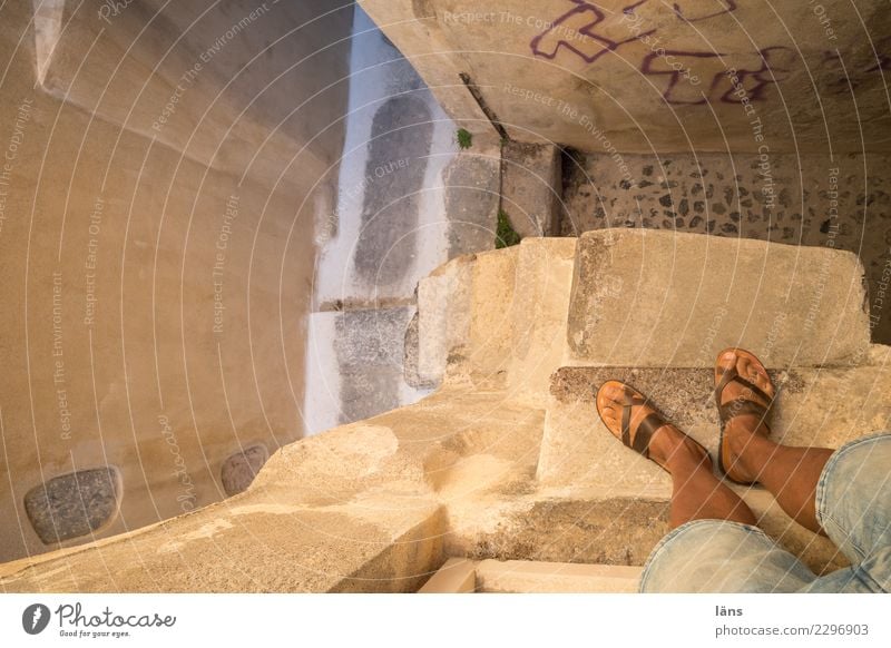 auf der Treppe Häusliches Leben Wohnung Haus Mensch maskulin Mann Erwachsene Beine 1 Griechenland Dorf Kleinstadt Altstadt Mauer Wand Fassade stehen einfach