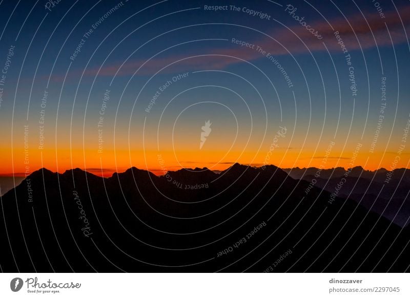 Gebirgsschattenbild im Sonnenuntergang Freude Ferien & Urlaub & Reisen Abenteuer Berge u. Gebirge wandern Sport Klettern Bergsteigen Seil Natur Landschaft