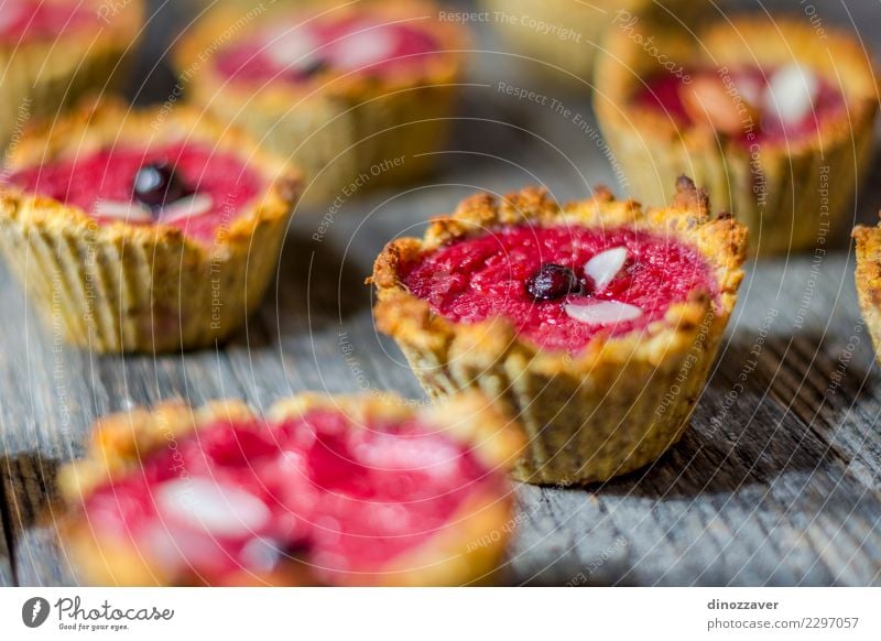 Himbeermuffins Frucht Dessert Essen Frühstück Teller Dekoration & Verzierung Tisch Feste & Feiern Holz frisch klein lecker braun Lebensmittel süß Muffin Kuchen