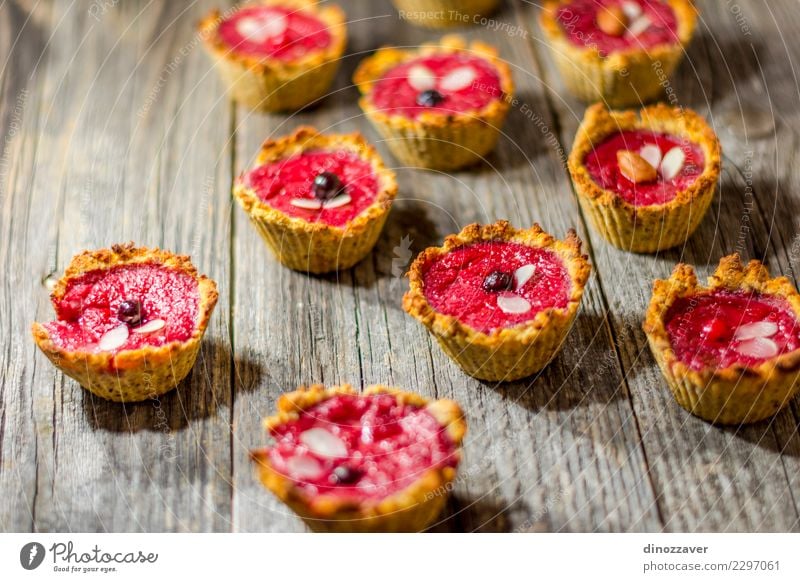 Himbeermuffins Frucht Dessert Essen Frühstück Teller Dekoration & Verzierung Tisch Feste & Feiern Holz frisch klein lecker braun Lebensmittel süß Muffin Kuchen