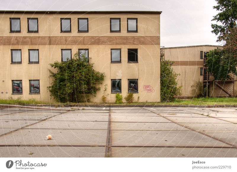 en bloc 01 Himmel Baum Stadtrand Menschenleer Haus Platz Bauwerk Gebäude Architektur dunkel eckig Endzeitstimmung Krise Fenster Parkplatz verfallen untergehen