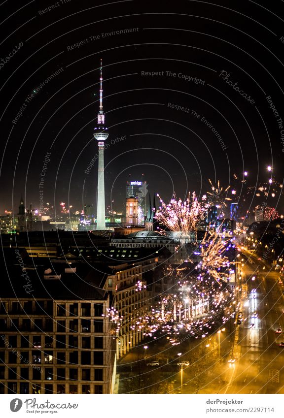 Silvesterfeuerwerk mit TV-Turm (historisch) VIII Totale Zentralperspektive Schwache Tiefenschärfe Lichterscheinung Kontrast Schatten Kunstlicht Nacht