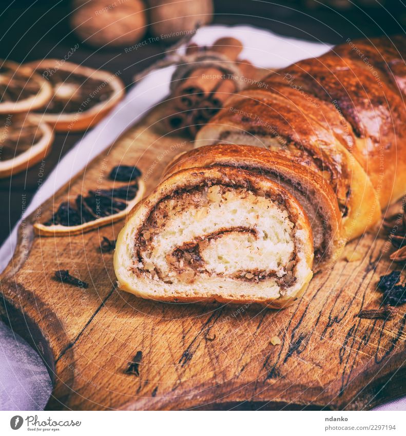 gebackene Rolle mit Zimt und Nüssen Brot Dessert Tisch Holz frisch lecker oben braun Tradition Nut Essen zubereiten Scheibe süß Weihnachten heimwärts gebastelt