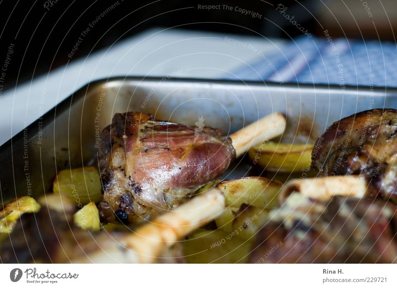 Lammhaxen mit Rosmarinkartoffeln Fleisch Mittagessen Abendessen genießen lecker Appetit & Hunger Lammfleisch Kartoffeln kochen & garen Farbfoto Innenaufnahme