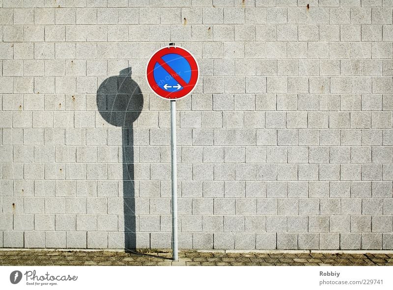 Mein linker und rechter Platz ist leer Mauer Wand Fassade Verkehrszeichen Verkehrsschild Halteverbot Straßenverkehrsordnung Parkverbot einfach Verbote Farbfoto