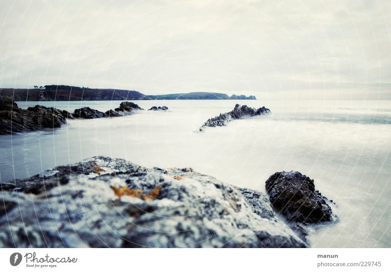 Flut Natur Landschaft Urelemente Wasser Himmel Hügel Felsen Wellen Küste Strand Riff Meer Atlantik Gezeiten Klippe Bretagne authentisch fantastisch frisch kalt