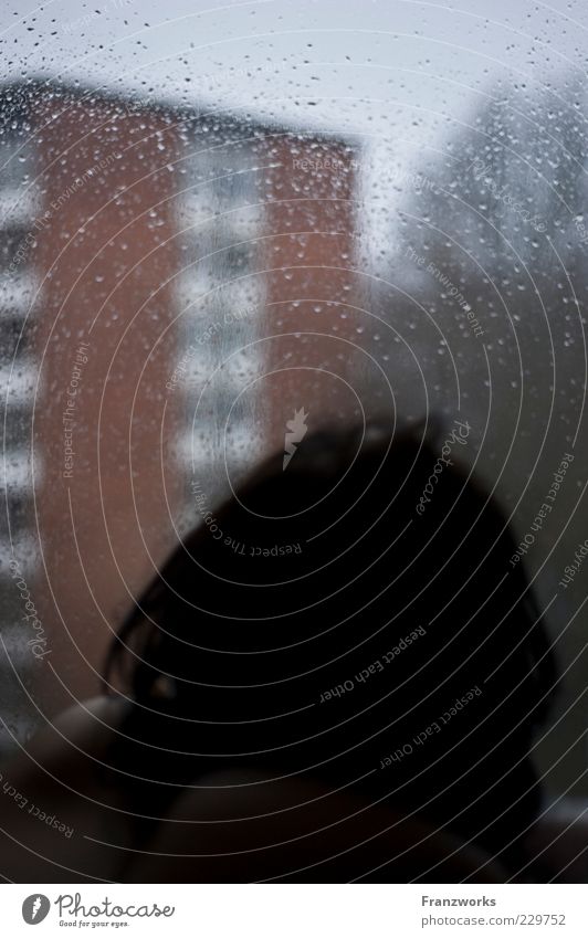 Gegenteil Kopf Rücken 1 Mensch Wassertropfen Wetter Regen Fenster beobachten Blick träumen Traurigkeit Gefühle Stimmung Geborgenheit ruhig Liebeskummer