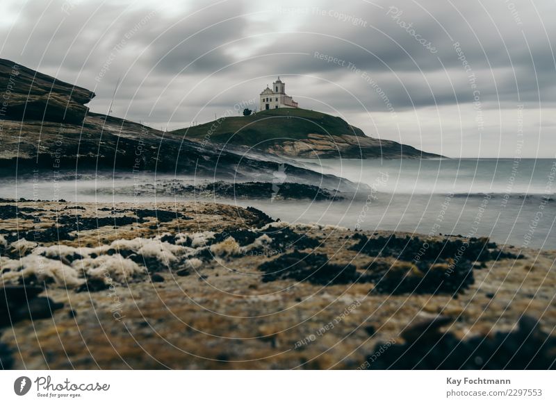 Kirche Nossa Senhora de Nazareth, Saquarema - Brasilien Umwelt Natur Landschaft Wasser Wolken Gewitterwolken schlechtes Wetter Wind Gras Felsen Wellen Küste