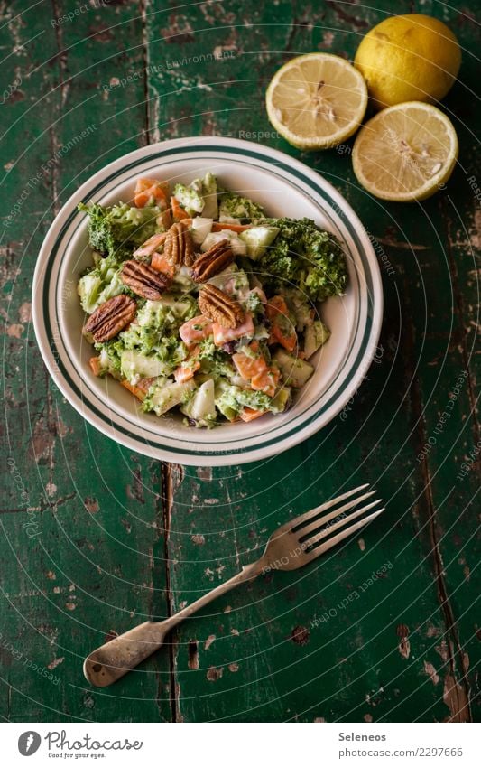 Brokkolisalat Lebensmittel Gemüse Salat Salatbeilage Pekanuss Möhre Zitrone Ernährung Essen Mittagessen Abendessen Bioprodukte Vegetarische Ernährung Diät