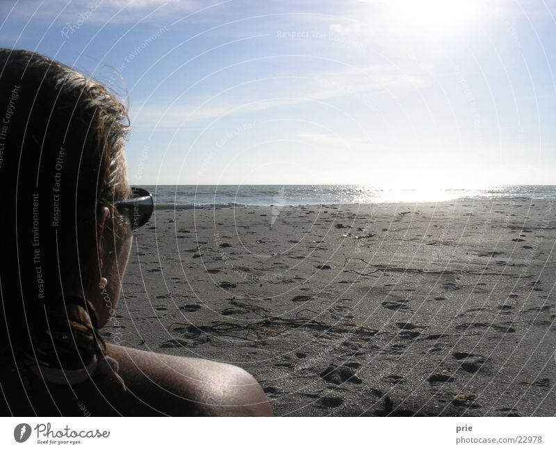 Blick in die Ferne Meer Strand Frau Sonne Himmel Perspektive