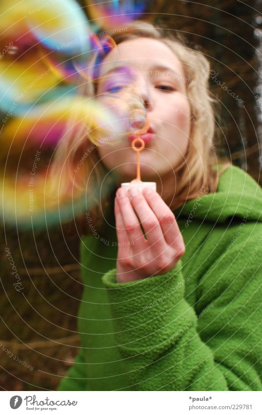 Regenbogen feminin Junge Frau Jugendliche Kopf Gesicht Hand 1 Mensch 18-30 Jahre Erwachsene Bekleidung Stoff blond Bewegung genießen Spielen träumen ästhetisch