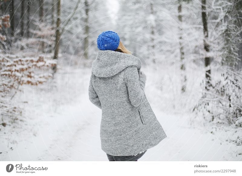 winter is back Mensch feminin Frau Erwachsene 1 Umwelt Natur Winter Schönes Wetter Schnee Schneefall Wald beobachten Erholung Blick stehen träumen warten