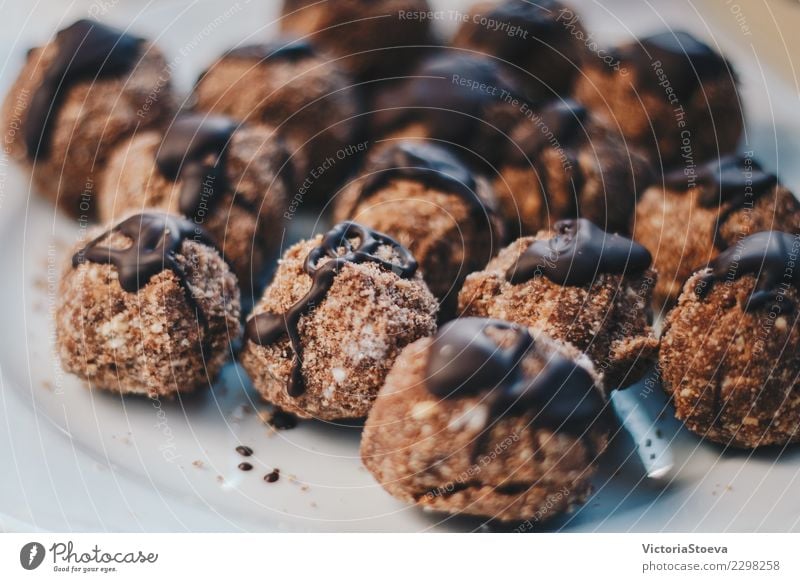 Gruppe selbst gemachte Schokoladenbälle Lebensmittel Kuchen Dessert Süßwaren Essen Frühstück Mittagessen Kaffeetrinken Diät Kakao Teller Lifestyle kaufen Stil