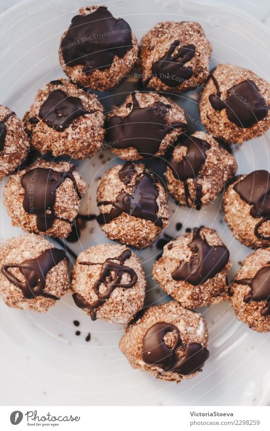 Draufsicht von Schokoladenbällen Lebensmittel Kuchen Dessert Süßwaren Essen Frühstück Mittagessen Kaffeetrinken Diät Kakao Küche Ball dunkel neu braun weiß