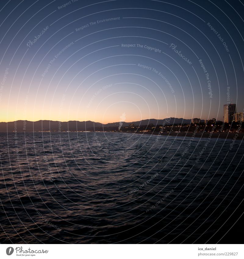 Blaue Stunde - Santa Monica Beach Freiheit Sommer Strand Meer Wasser Sonnenaufgang Sonnenuntergang Pazifik Los Angeles Kalifornien USA Stadt Skyline Ferne frei